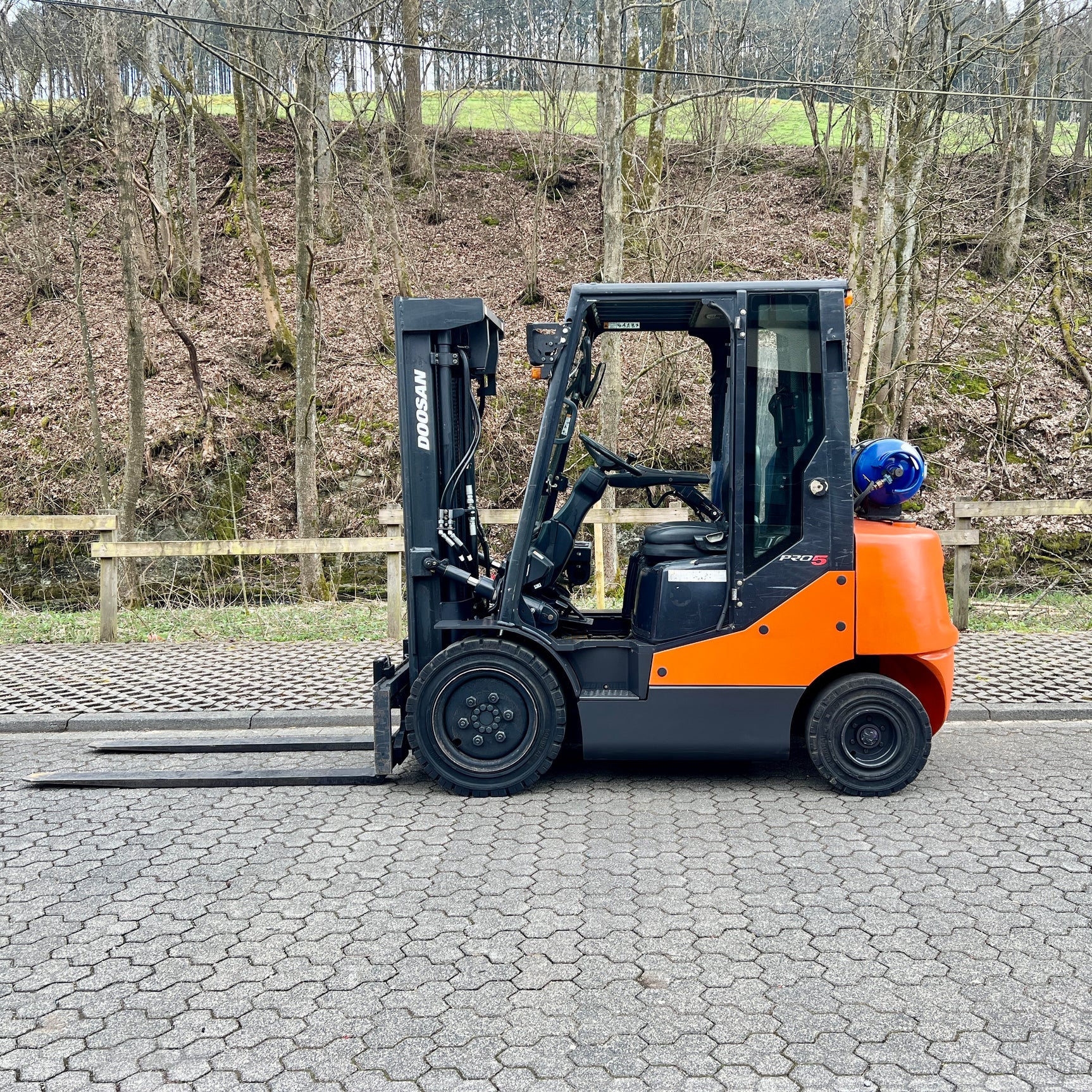 DOOSAN G25E-5 Pro Gasstapler 2,5 t Triplex 4,6 m Gabellänge 1600 mm – Ansicht 2