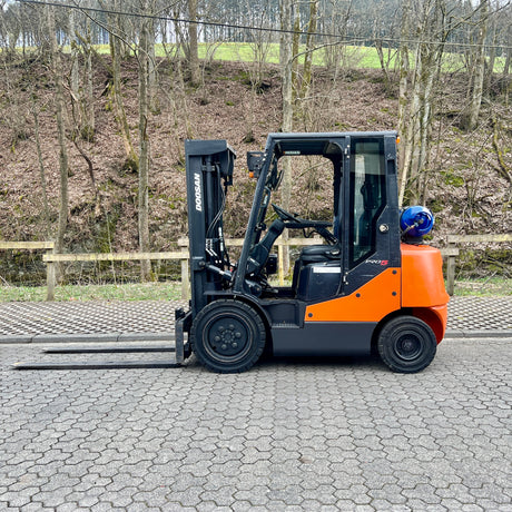 DOOSAN G25E-5 Pro Gasstapler 2,5 t Triplex 4,6 m Gabellänge 1600 mm – Ansicht 2
