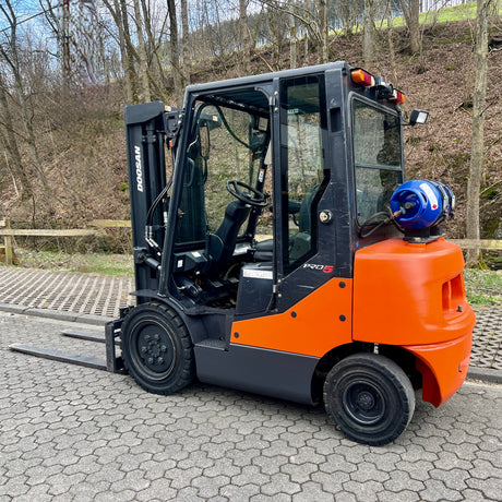 DOOSAN G25E-5 Pro Gasstapler 2,5 t Triplex 4,6 m Gabellänge 1600 mm – Ansicht 3