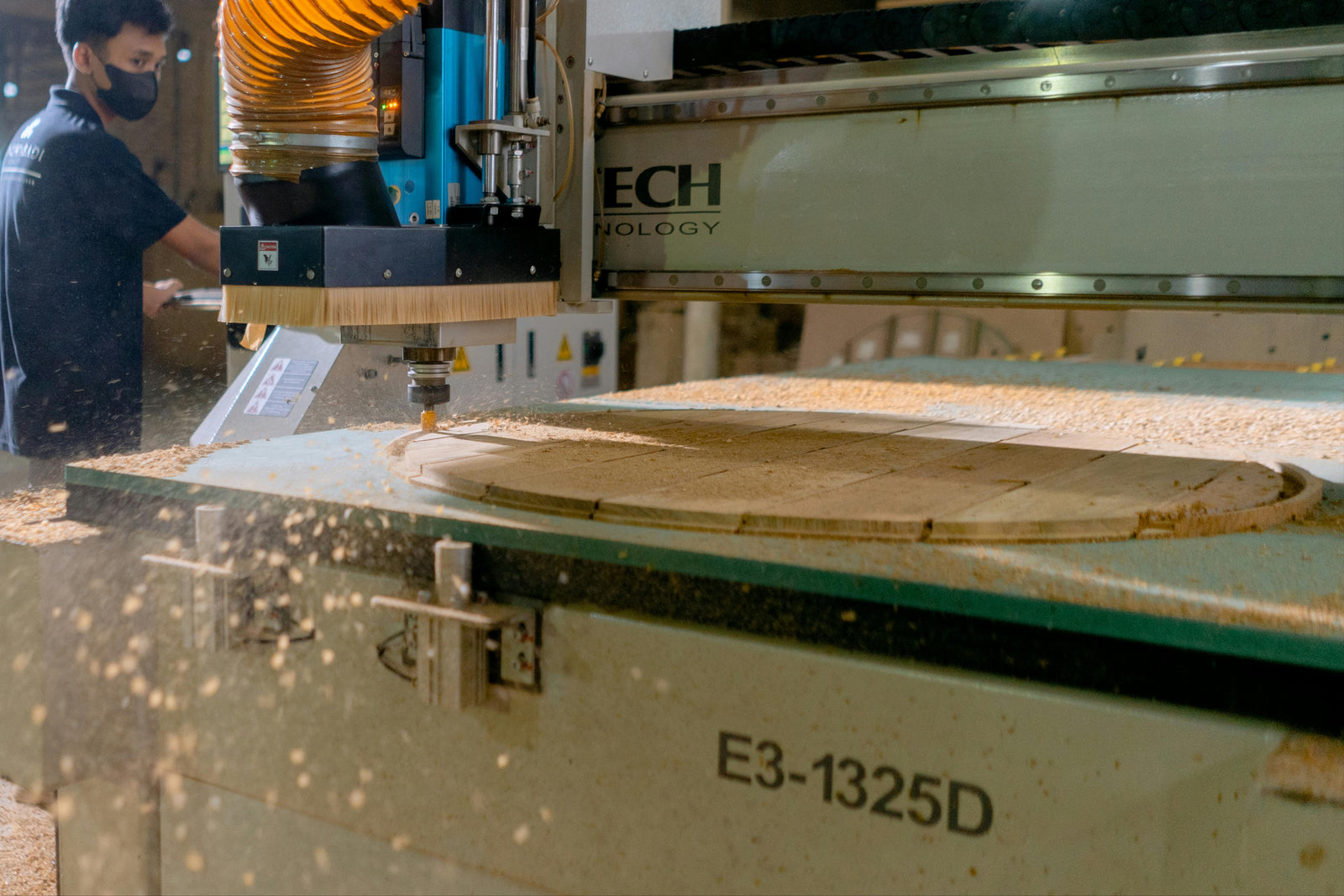 CNC-Bearbeitung in einer Produktionshalle